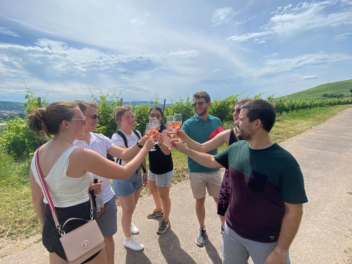 Gruppe bei der Weinprobe in den Weinbergen rund um Mainz